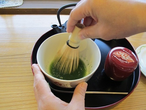 お茶をたてます.JPG